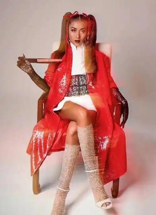 原创31岁吉克隽逸不输时尚界陈志朋短裙外搭红外套双马尾太拉风