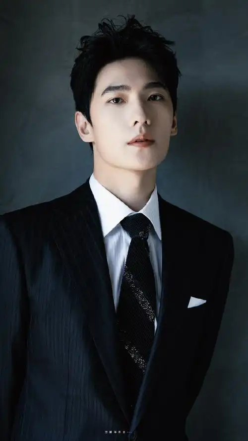 杨洋华表奖造型,黑西装稳定帅气!92#明星华表奖出发图