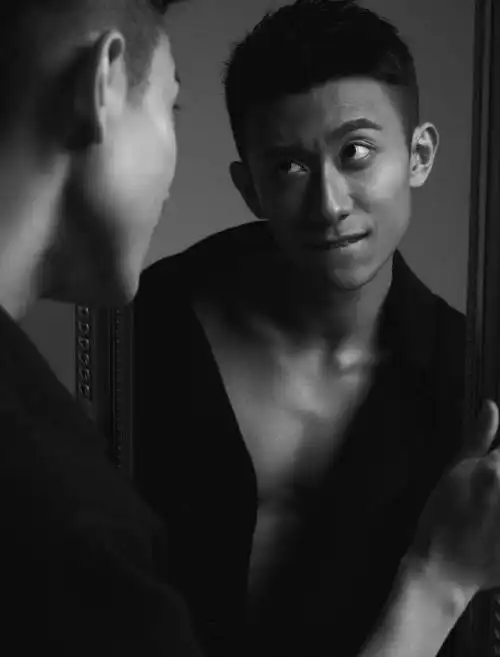 张一山肌肉线条帅气黑白大片36