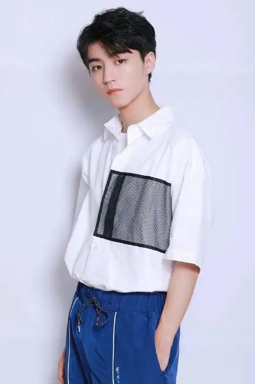 分享20岁的王俊凯原图一组 又是疯狂收图的一天