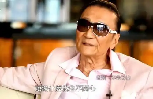 与妻狄波拉同行却被甩身后,江耀城遇上谢贤后,只有做"受气包"的份