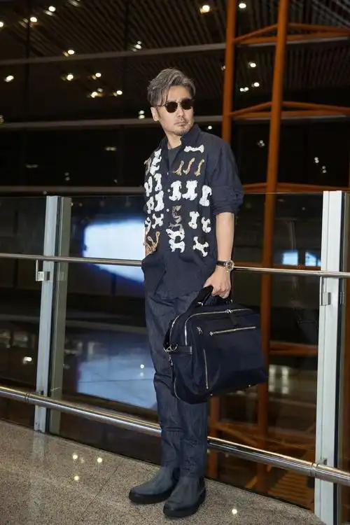 吴秀波走机场头发花白一副中年大叔样好在穿搭清爽还挺帅气