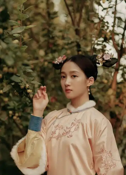 而小室有关晓彤清宫装,无水印剧照与你分享.