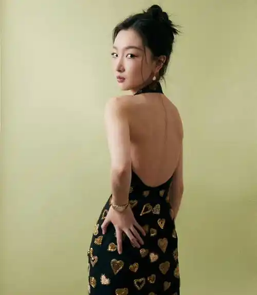 周冬雨成神的惊人举动,红毯大结局!_时尚_造型_风格