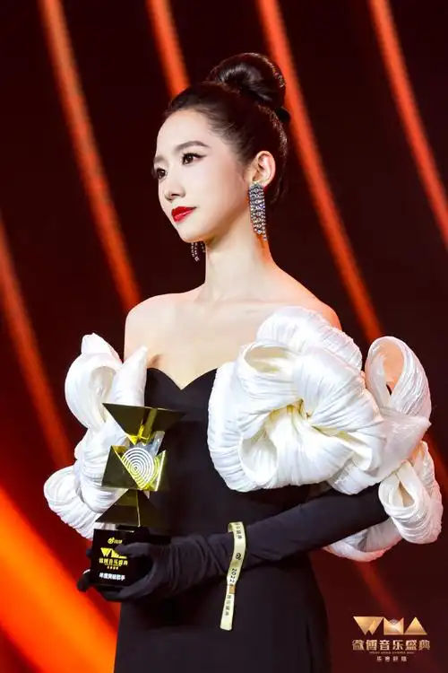 孟美岐立体花卉抹胸裙造型