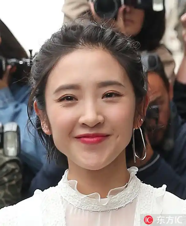 唐艺昕大冬天穿深v露光腿,却被网友吐槽人丑腿短!