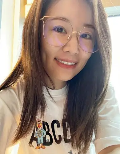 45岁林心如晒怼脸拍素颜照,皮肤紧致又白皙,有小酒窝点缀太可爱