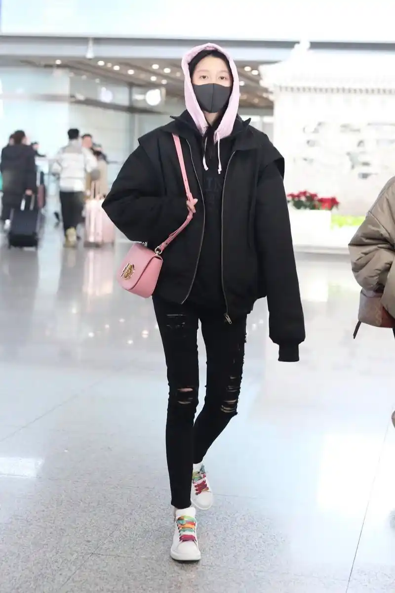 原创关晓彤素颜走机场,神情疲倦好像没睡醒,大冷天还敢穿破洞裤