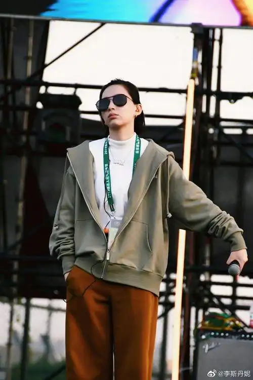 人间扳手李斯丹妮该火了教你如何用超a男友风穿出高级感