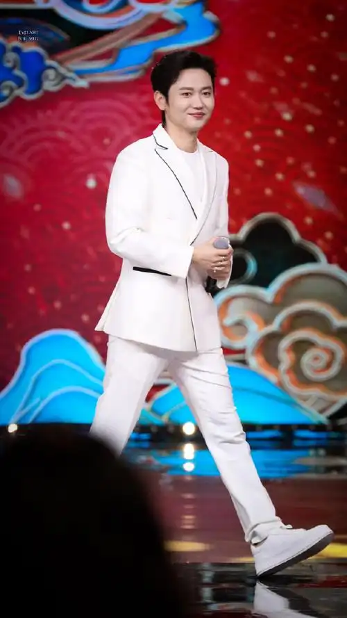 孟鹤堂白西装帅到爆##孟鹤堂天津春晚