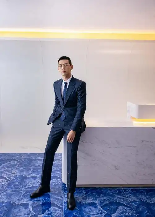 李现印花西装出席颁奖典礼 再度获颁年度品质艺人