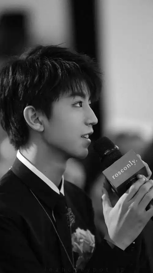 黑白系的王俊凯 找找相册居然存了这么多 ?