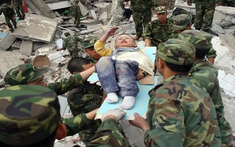 14年前,汶川地震被救时向解放军敬礼的3岁男孩,如今他怎样了?