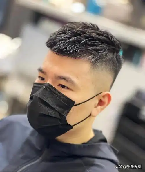 脸大剪什么发型好看图片男生(脸大剪什么发型好看图片 高个子)