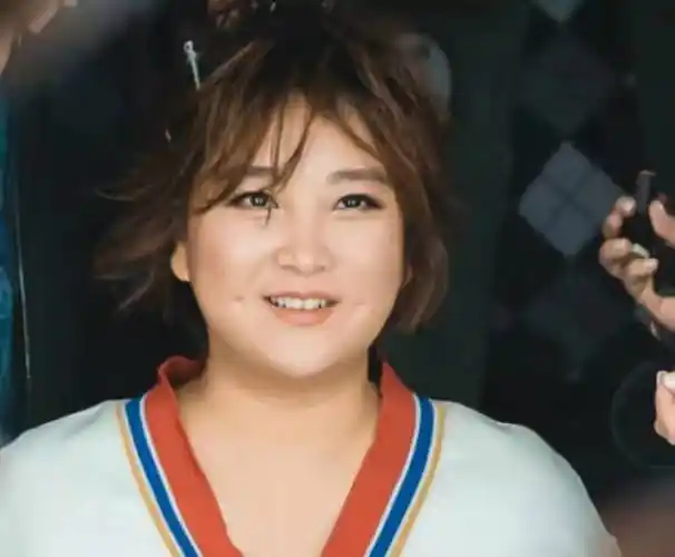 贾玲换微博头像,瘦出下颌线,谈到减肥过程一度哽咽_电影_观众_海报