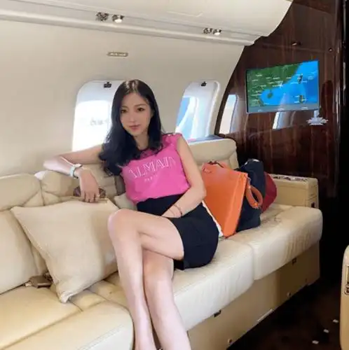 何猷亨旧爱与眼镜男亲热照疯传,"正印"发长文爆男方多女伴