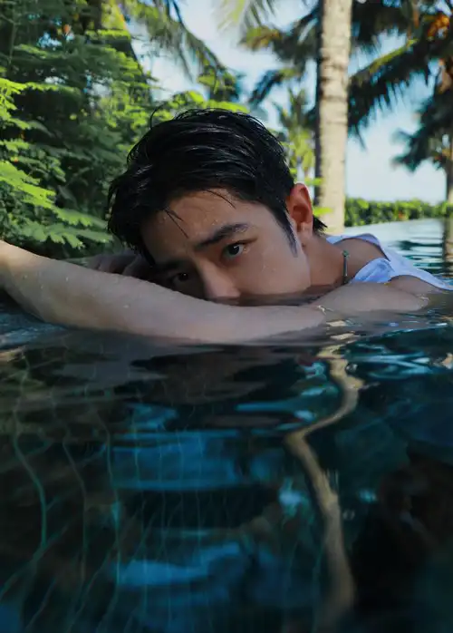 肖战晒泳池大片,大玩"湿身诱惑",裸露胸肌背肌,这身材绝了_健身_身体