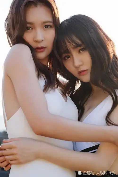 左边snh48张语格与右边snh48莫寒