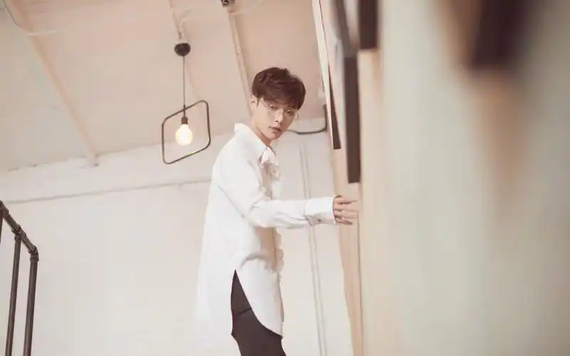 张艺兴冬日帅气写真高清图片桌面壁纸