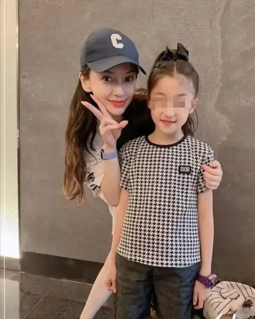 baby送儿子上学,腿又粗又黑反差大,和黄晓明同在家长群引争议|杨颖