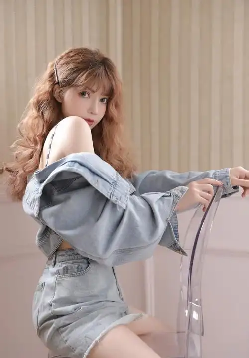 露肩吊带美女风情性感美女写真