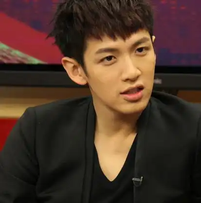 图柯震东齐刘海发型帅气感慨萧亚轩实在太体贴