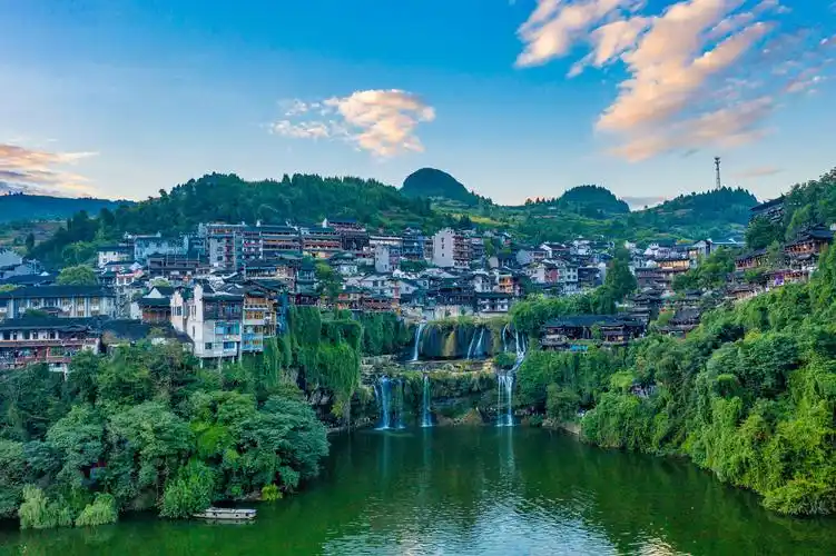 挂在瀑布上的古镇-湖南湘西永顺县芙蓉镇