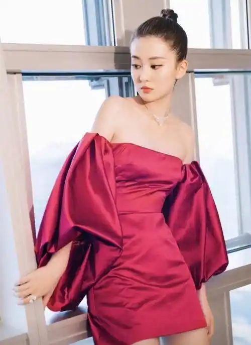 乔欣加盟《夏日冲浪店》,冲浪少女的时髦穿搭,解锁"清凉一夏"_设计