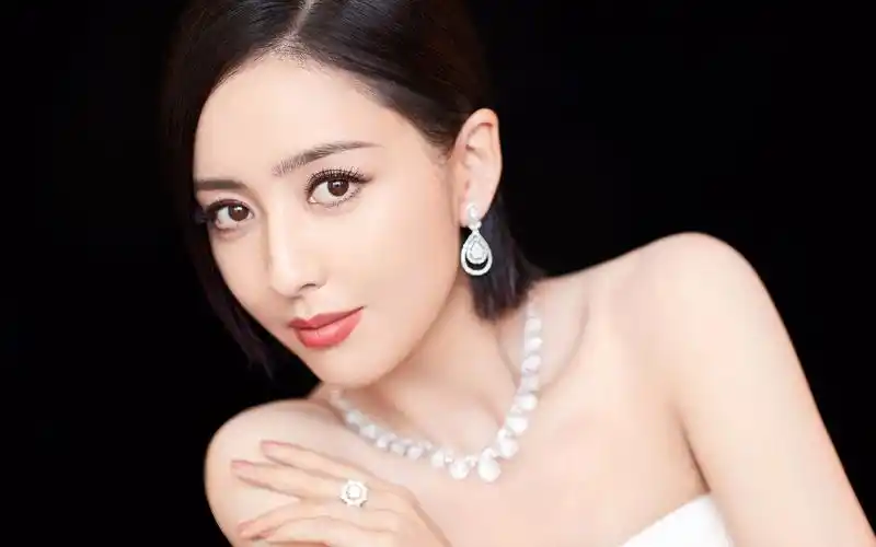 佟丽娅白裙性感高清桌面壁纸