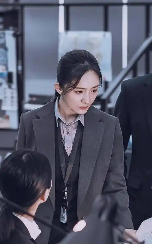 《暴风眼》热播:杨幂铁打的商业价值,流水的男主角_工作_侦查_剧照