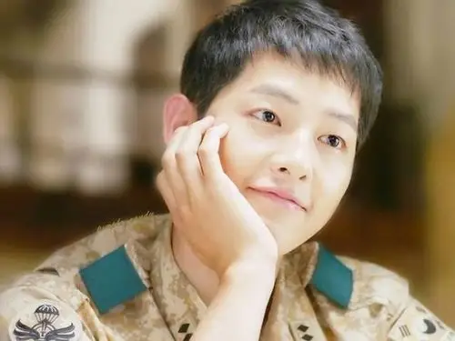 宋仲基新头型看呆网友短发加烫卷造型神还原韩剧大妈