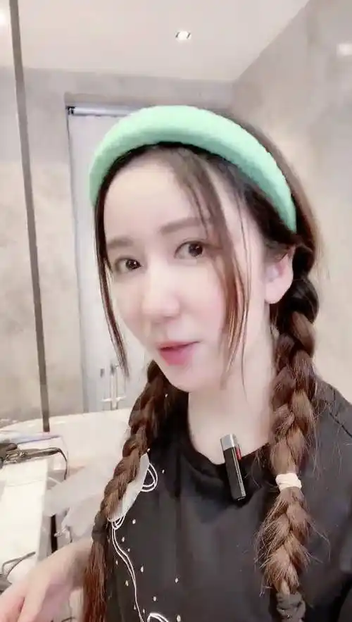 原创娄艺潇颜值恢复了出镜过程中全程怼脸自拍吃龙虾卖浴巾