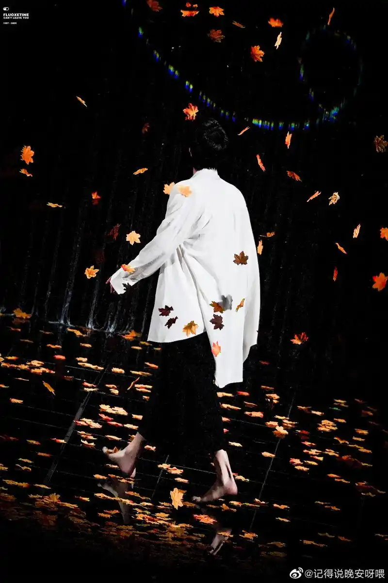 王一博跨年晚会脚受伤了# 有网友发现近日王一博走路一瘸一拐的,宜破