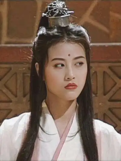 94版周芷若扮演者周海媚唱倚天屠龙记主题曲因为升降台吓到发抖