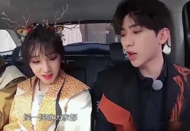 蔡徐坤差点把宋雨琦吓哭不顾男女有别安慰baby丝毫没这待遇