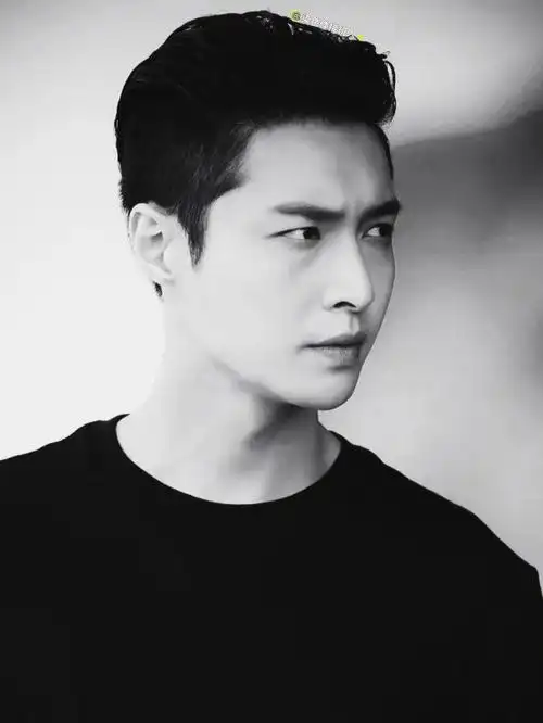 张艺兴黑白系盐兴图片保存