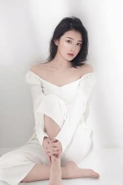 张含韵头戴一顶圆礼帽,外穿一件衬衫出行,又潮气质又很好!