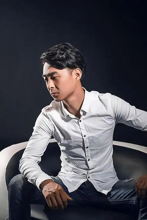 华语男歌手邹志杰最新伤感单曲《我一个人》全网首发