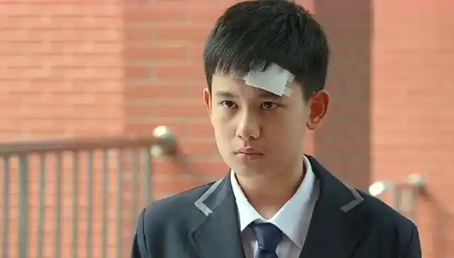 小别离:张小宇:你才比我大几岁,敢说你是我妈?你这是占我便宜!