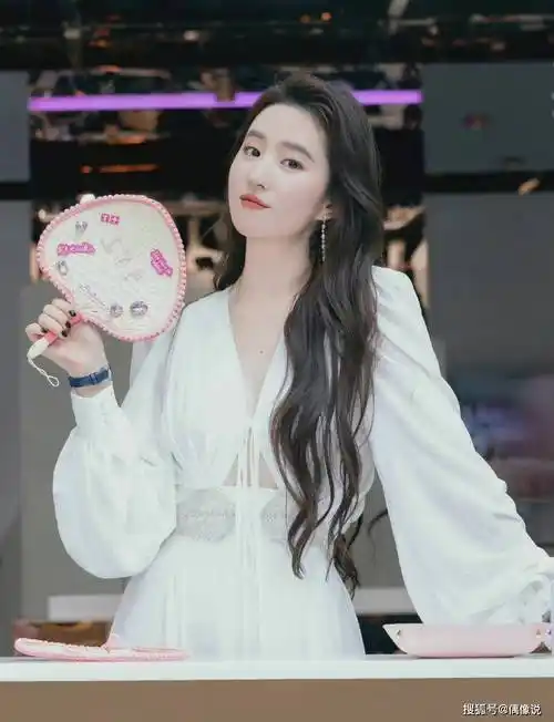 刘亦菲晒35岁庆生照!