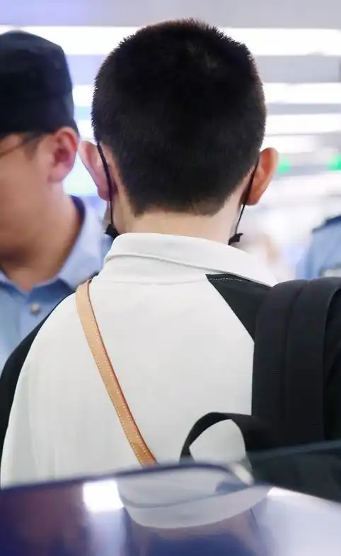 王源要去上学了 寸头造型现身机场 奔跑的背影好帅