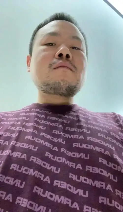 岳云鹏在家宅了一个月,开始须起络腮胡!别说,这造型显脸小