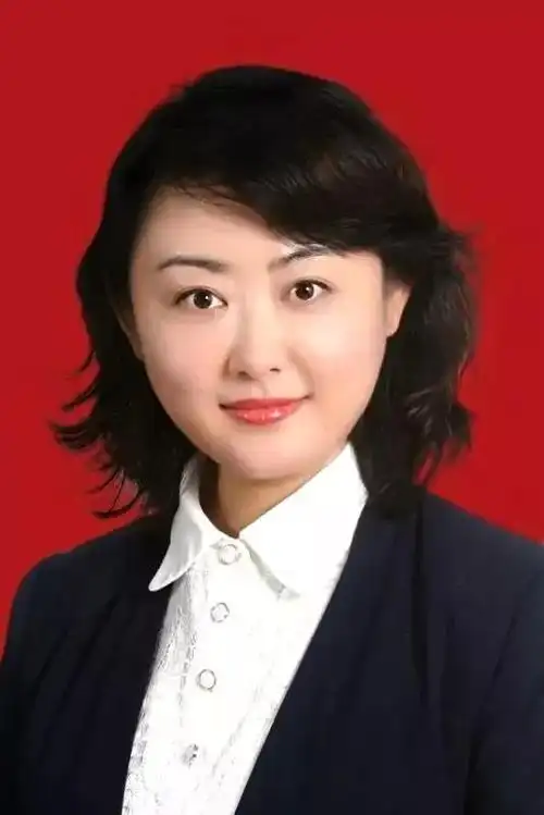 会议宣布:杨蕾同志任任县县委委员,常委,副书记,提名任县县长候选人.