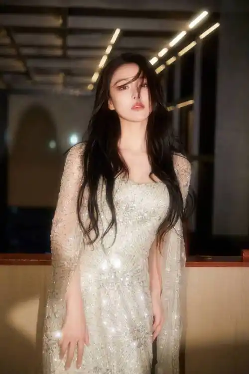 张馨予这款碎钻紧身裙太亮眼,灯光一打,凹凸有致的身材闪闪发亮_时尚_