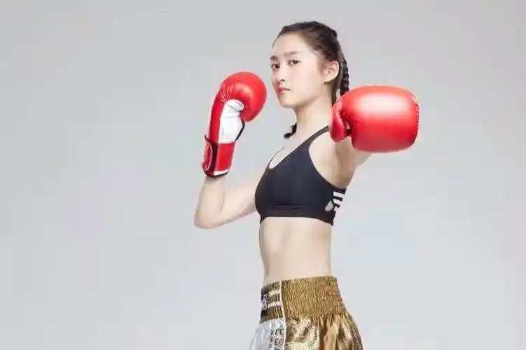 原创精选 关晓彤穿拳击服拍照,动作奔放尽显好身材,眼神犀利酷似美女
