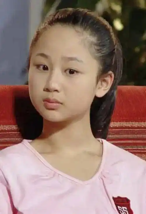《家有儿女》这部电视剧中,杨紫在剧中饰演小雪这一角色时,年仅12岁