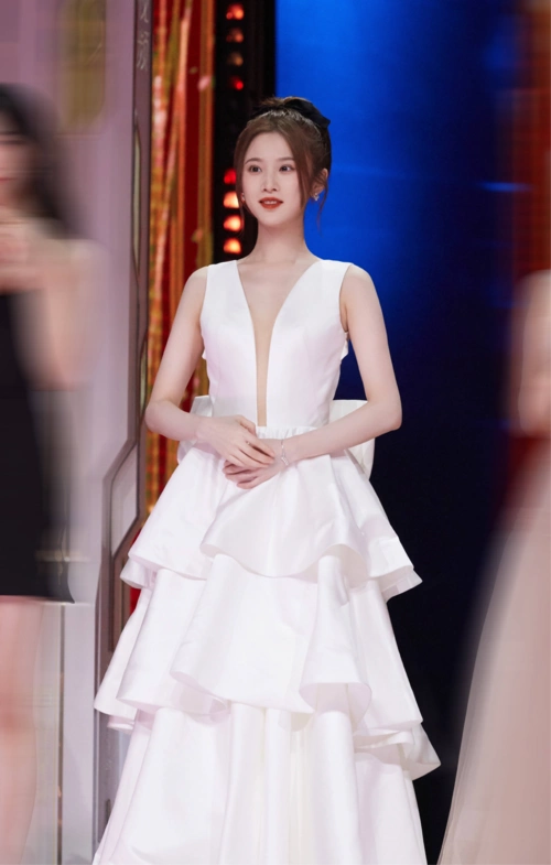张慧雯胖了10斤仍很坦荡,大方穿吊带裙秀出直角肩,照样很nice_造型