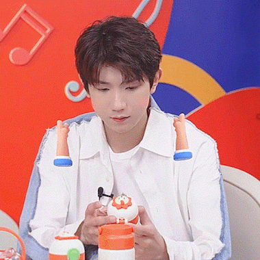 王源特效展示架#王源是什么小可爱,超萌特效在王源的脸上毫无违和感!