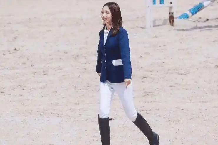 原创孟美岐上奔跑吧穿马术装骑白马好飒我的眼光却在她的腿上