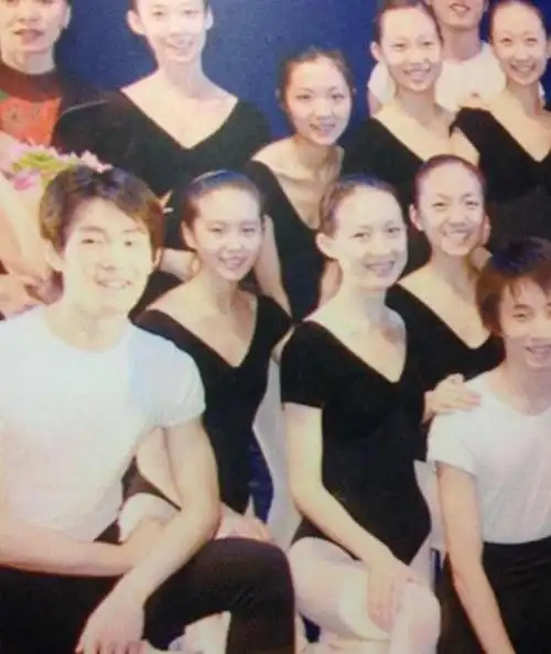 刘诗诗小学毕业照被扒出人群中格外显眼整容和天然就是不一样